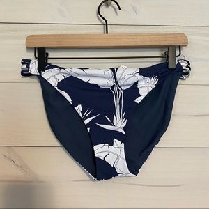 ROXY navy & white floral bikini bottoms sz L